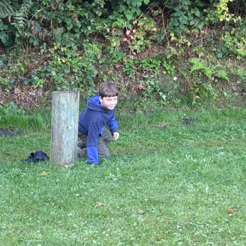 Junge sitzt im Gras