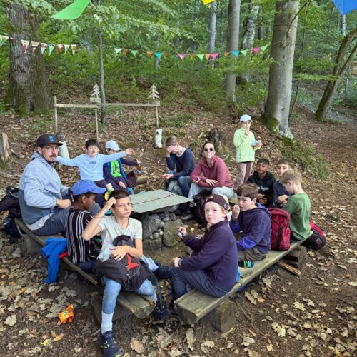 Gruppe beim Essen im Wald