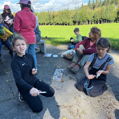 Kinder beim Schnitzen