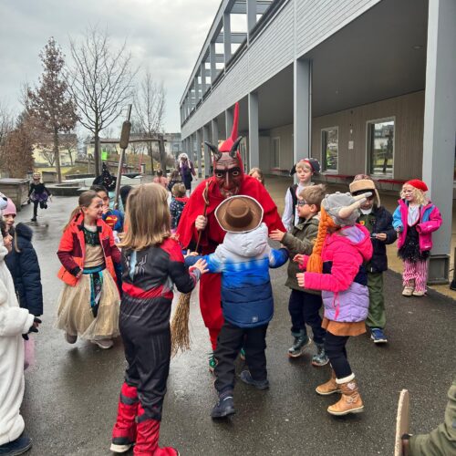 Tüfel wird von Kindern bewundert